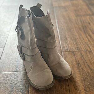 Stylish Women's Suede Grey Boots